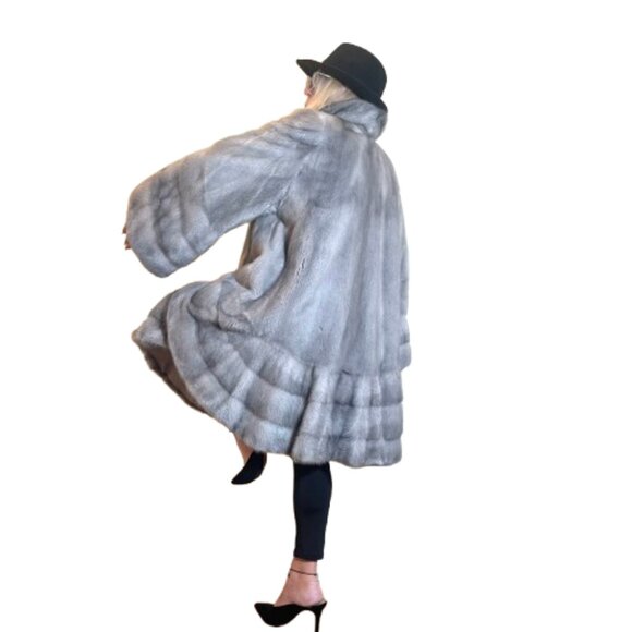 Cionili 1976 Silverblue Iris mink Mint condition Coat $7000 - Picture 15 of 16